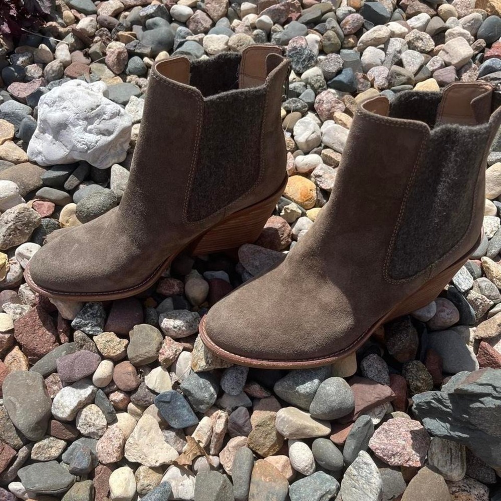 Teva Tan leather waterproof boots with gold zipper